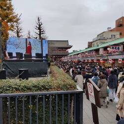 De horde op weg naar het nieuwjaarsgebed