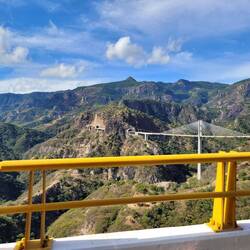 Teil der Puente Baluarte aus der Ferne