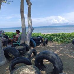 They're several public rest areas at the promenade, recycling old tires 😎