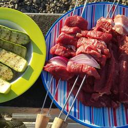 Grillabend mit frischem Fleisch vom Metzger und Zubereitung von Peter