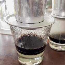 Vietnamesischer Kaffee mit süßer Kondensmilch