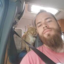 Ja sie ist angeschnallt und kann keinen schritt weiter