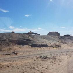 Steinwüste links mit Nomadenzelten