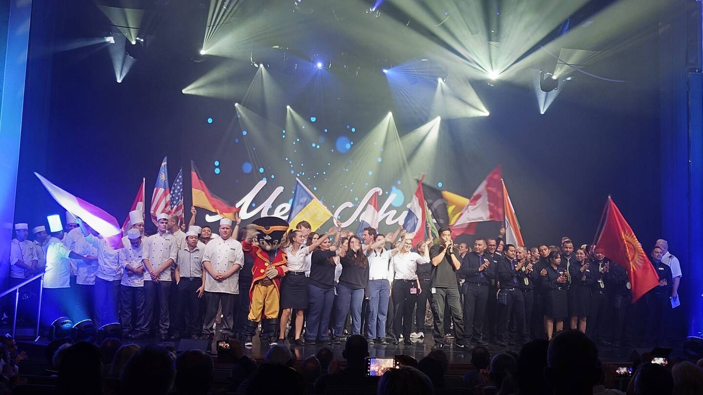 Ein Teil der 931 Crewmitglieder aus 38 Nationen sagt Auf Wiedersehen