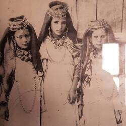 Berbermädchen in Festtagstracht