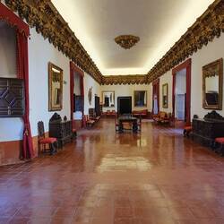 Stukarbeiten mit goldenen Aldlern