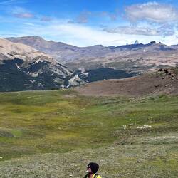 Im Hintergrund kommt der Fitz Roy zum Vorschein