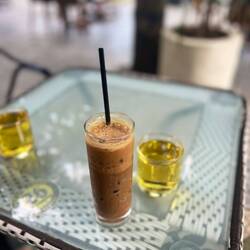 Bis wir einchecken können, genehmigen wir uns erst einmal einen Ca phe Sua, einen Eiskaffee