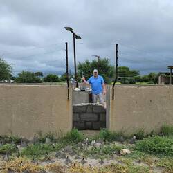 Der durch Spikes vor Elefanten geschützte Waschplatz