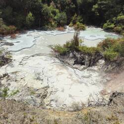 Heisses Mineralwasser löst Felsen auf und bildet Tonerde.