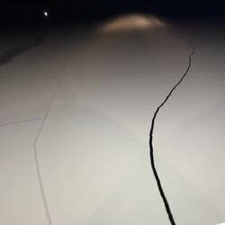 Mein Schatten und ich beim Eisknackgucken; Schiff fährt nachts vorsichtshalber mit Fernlicht.
