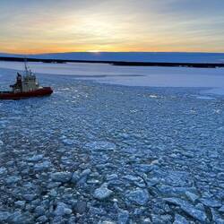 Der Eisbrecher hilft uns beim Anlegen