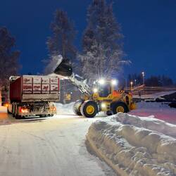 Schweres Gerät gegen die Schneemassen