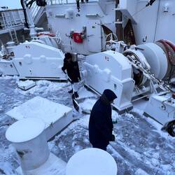 Schneeschippen an Deck