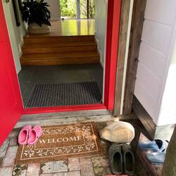 Schuhe bleiben draußen. Auch Schlappen!