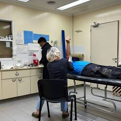 Papa bekommt eine Salbe aufgetragen von der Frau Doktor. Die blutigen Fotos ersparen wir euch.