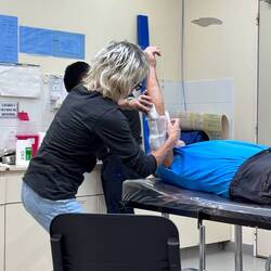 Der Druckverband wird festgemacht