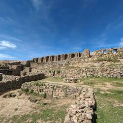 Das Labyrinth - im Hintergrund Nischen für die geopferten Jungfrauen