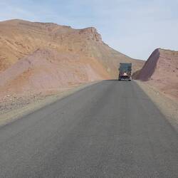 glatte Straße auf der Abfahrt mit rosa Felsen
