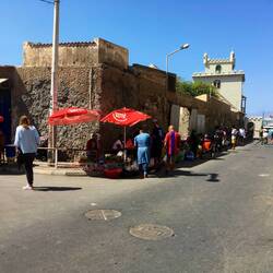 Mindelo - Im Schatten der Mauer werden Obst, Gemüse und Souvenirs verkauft