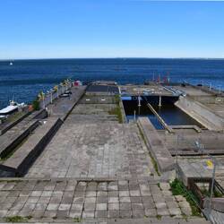 Ein anderes merkwürdiges Gebäude - die Linnahall. Die zu Sowjetzeiten (1980) errichtete "Multifunkti