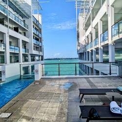 Hilton Auckland pool
