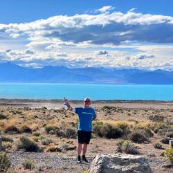 Papa vorm Museum und im Hintergrund der Lago Argentino