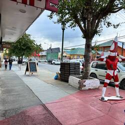 die rote Figur rechts ist eine Sagengestalt, es gibt weitere