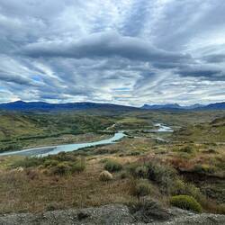 Tal vor dem Behördengebäude