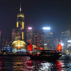Abends zog es uns noch kurz an die Promenade, für's erste echte Hongkong-Gefühl.