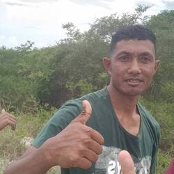 This amazing guy and his children were approaching me,out in the nowhere 🥰