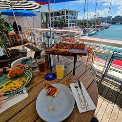 Der Stand mit Pizza oben drauf