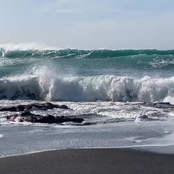 Am Playa la Pared.... Timon wurde bei dieser Aufnahme nass bis zur Hüfte.🌊