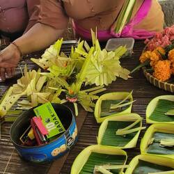 Canang-Herstellung zur täglichen Opfergabe (siehe Nusa Penida)