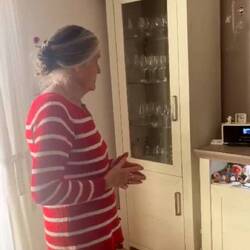 Mueti horcht dem Geburtstagsgruss aus dem Radio ...