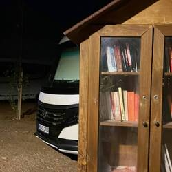 Sogar Bücher gibts auf dem Stellplatz
