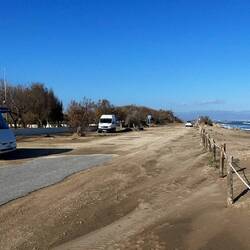 Quasi menschenleer. Kühl, windig