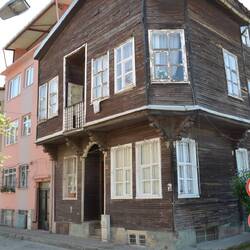 und hier sieht man noch einige - unsanierte - alte Holzhäuser, einst typisch, heute leider selten