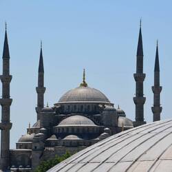 ein Blick über die Kuppeln der Hagia Sofia zur sogen. Blauen Moschee / Sultan-Ahmed-Moschee