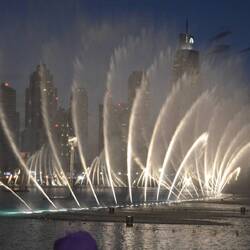 Fontänen vor dem Burj, abends großes Kino