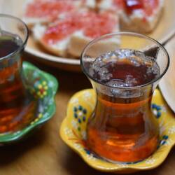 On a pas pu s'empêcher de craquer au bazar 🙈. Nous voilà maintenant équipé•e•s pour le çay ! 🇹🇷