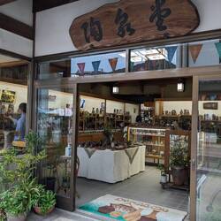 Il y a également des magasins