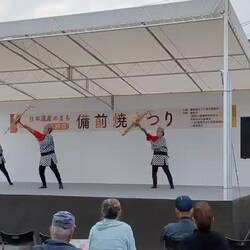 Vous voyez le clip Umbrella de Rihanna ? La même chose sauce japonaise locale