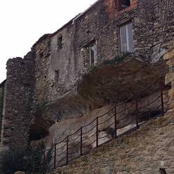 Das Haus steht auf dem Überhang