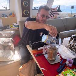 das in Lanzarote Arrecife gekaufte Korn wird abgefüllt und vakuumiert