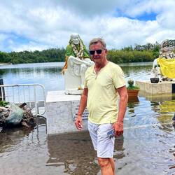 Reiner steht zeischen den Fischen