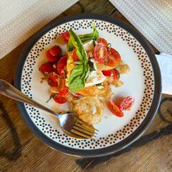 Gebackene Zucchiniblüten mit Tomaten und Burrata