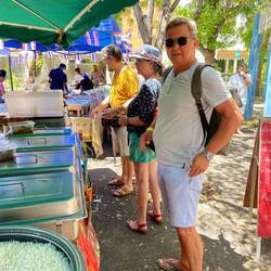 Reiner probiert Hähnchen mit Reis in Curry