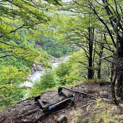 Talsicht zum Fluss mit alter Hinweistafel