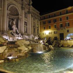 Ein weiteres "Must see" - der ständig dicht vom Menschen umlagerte Trevi-Brunnen.